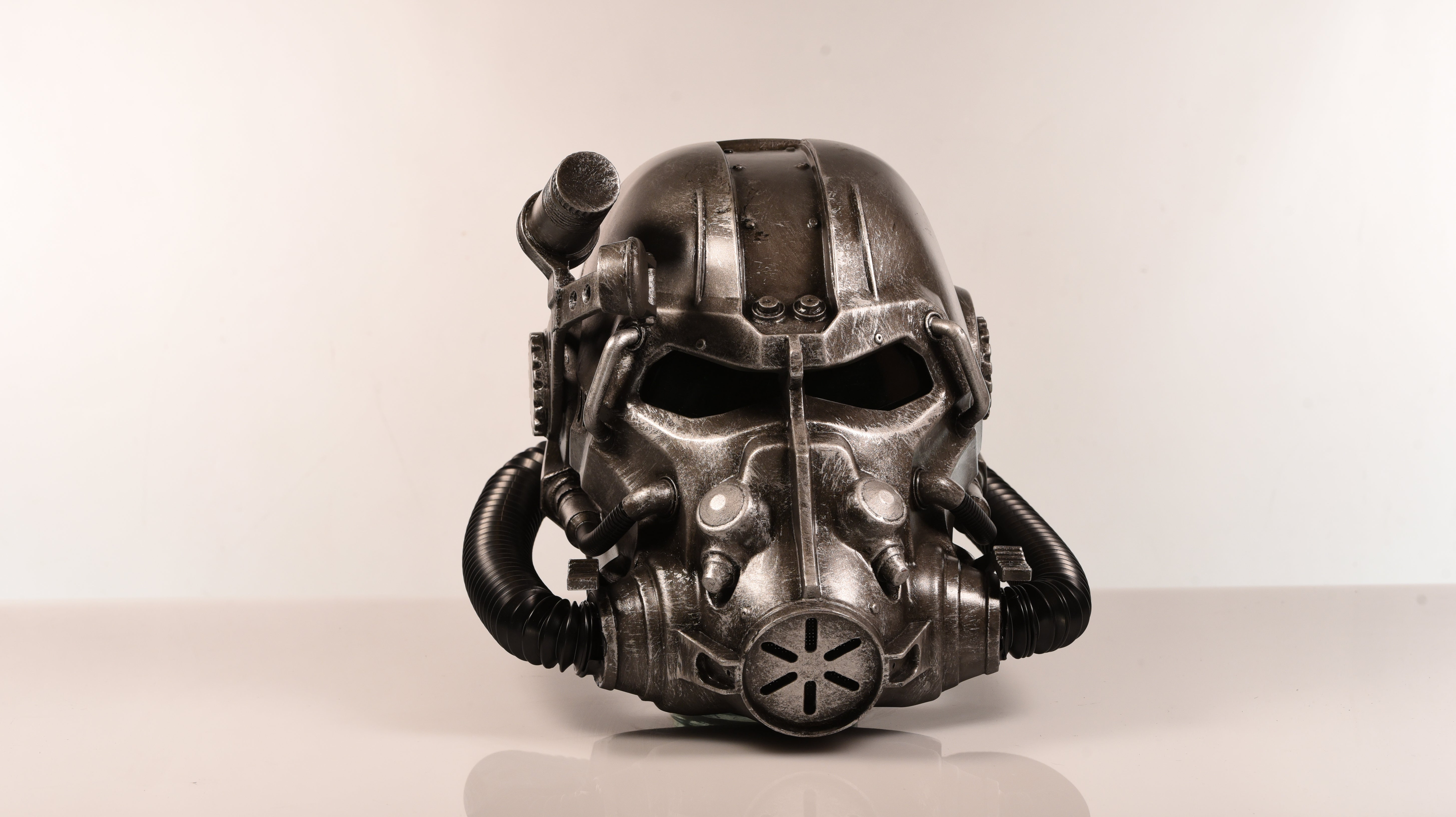HF7102 Fallout T-51b パワーアーマーヘルメット Fallout 76』実物大パワーアーマーヘルメットの海外小売店版が